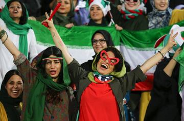 Seguidoras iraníes animan a la Selección de su país en el Estadio Azazi en Teherán. Irán venció 14-0 a Camboya en la fase de grupos de clasificación para el Mundial de 2022.