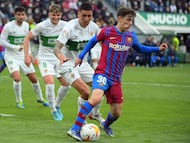 Enzo Roco persigue al jugador del Barça, Gavi.