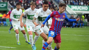 Enzo Roco persigue al jugador del Barça, Gavi.