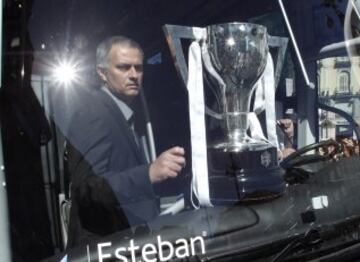 Mourinho con la Copa de la Liga 2012 ganada por el Real Madrid.