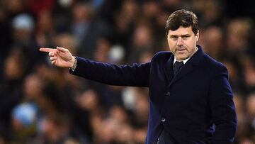 Paris Saint-Germain&#039;s Argentinian head coach Mauricio Pochettino gestures on the touchline during the UEFA Champions League Group A football match between Manchester City and Paris Saint-Germain at the Etihad Stadium in Manchester, north west England