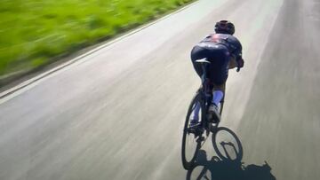 Imagen de Richard Carapaz durante un tramo de descenso en la Lieja-Basto&ntilde;a-Lieja en una posici&oacute;n que hizo que la UCI le descalificase de la carrera.