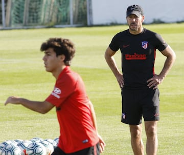 Diego Pablo Simeone observando el entrenamiento del Atlético de Madrid. 