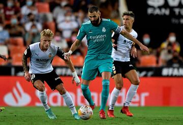 Karim Benzema con Daniel Wass y Gabriel Paulista.