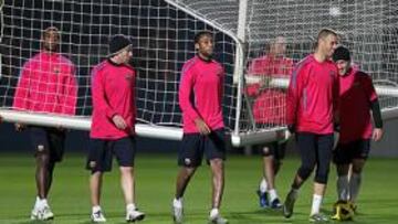 <b>A LA ESPERA. </b>Los jugadores azulgrana intuyen ya cuál será el once titular contra el Madrid.