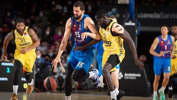 Nikola Mirotic, p&iacute;vot del Barcelona, avanza ante el Fenerbah&ccedil;e en la Euroliga.