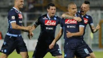 Algunos integrantes de la plantilla del Nápoles celebran el gol de Inler (segundo por la derecha), que supuso el 0-1.