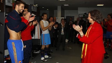 Do&ntilde;a Sof&iacute;a, Reina de Espa&ntilde;a, baj&oacute; al vestuario a felicitar a los jugadores tras la victoria frente a Alemania. Es uno de los mejores recuerdos.