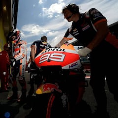 Intensos y productivos días de Lorenzo en la fábrica de Honda