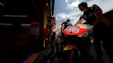Spain's Jorge Lorenzo goes back with his Honda to the stands during the second free practice session for the Italian Moto GP Grand Prix at the Mugello race track on May 31, 2019 in Scarperia e San Piero. (Photo by Filippo MONTEFORTE / AFP)