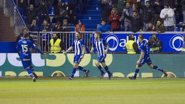 GRA341. VITORIA (ÁLAVA), 11/01/2017.- El centrocampista del Deportivo Alavés Edgar Mendes (2i) celebra el gol que ha marcado, el primero del equipo frente al Deportivo, durante el partido de octavos de final de la Copa del Rey que se juega hoy en el estadio de Medizorroza. EFE/Adrián Ruiz De Hierro