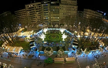 Este mercado navideño vigués conocido como "Cíes Market" se ubica en el bonito entorno de la Plaza de Compostela, rodeado de árboles centenarios. Está compuesto por originales casetas de madera con productos de artesanía, artículos decorativos, gastronomía y artículos de regalo. Abierto desde el 16 de noviembre hasta el 12 de enero de 2026. Horarios: laborables de 17:00 a 22:30 a excepción del 21 de diciembre al 16 de enero (período vacaciones de Navidad) cierre a las 23:00. | Viernes, sábados y vísperas de festivo, de 11:00 a 00:30 | Domingos y Festivos: de 11:00 a 23:30 | Días 24 y 31 de diciembre, de 11:00 a 20:00 y 5 de enero de 11:00 a 22:00.