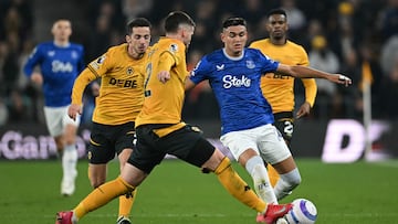 Wolverhampton Wanderers' Northern Irish defender #02 Matt Doherty (L) vies with Everton's Argentinian midfielder #24 Charly Alcaraz during the English Premier League football match between Wolverhampton Wanderers and Everton at the Molineux stadium in Wolverhampton, central England on March 8, 2025. (Photo by JUSTIN TALLIS / AFP) / RESTRICTED TO EDITORIAL USE. No use with unauthorized audio, video, data, fixture lists, club/league logos or 'live' services. Online in-match use limited to 120 images. An additional 40 images may be used in extra time. No video emulation. Social media in-match use limited to 120 images. An additional 40 images may be used in extra time. No use in betting publications, games or single club/league/player publications. /