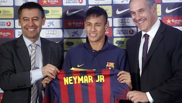 Neymar, junto a Bartomeu y Zubizarreta.