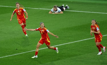 Aitana Bonmatí recibió un pase interior de Athenea, dejó pasar la pelota para romper a Knaak y casi sin ángulo decide soltar el derechazo al palo corto en vez de dar el pase de la muerte. ¡Un gol que ha valido una final!
