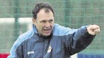 <b>CONTRARIADO. </b>El técnico se queja de los goles que reciben en casa.