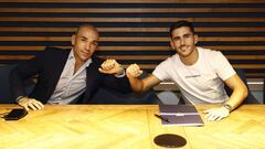 Jairo, posando junto a Manolo Gaspar tras firmar su contrato con el M&aacute;laga.