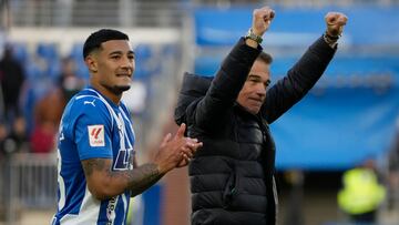 El entrenador del Alavés, Luis García Plaza, y el jugador Carlos Benavidez celebran la victoria de su equipo tras el partido de la jornada 32 contra el Atlético de Madrid.