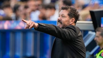 VITORIA-GASTEIZ, 03/05/2025.- El entrenador del Atlético de Madrid, Diego Pablo Simeone, durante el partido de LaLiga EA sports que enfrenta a sus equipos este sábado en el estadio de Mendízorrotza en Vitoria-Gasteiz. EFE/ ADRIAN RUIZ HIERRO