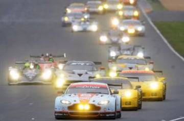 Piloto danés Allan Simonsen toma la salida en su Aston Martin N ° 95 en el Le Mans 24 horas carrera de resistencia