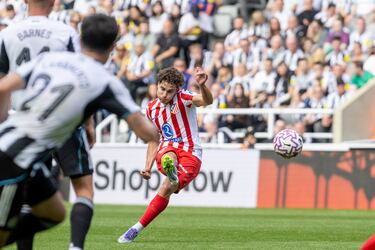 Julián Álvarez chuta una falta que detuvo Nick Pope, guardameta del Newcastle.