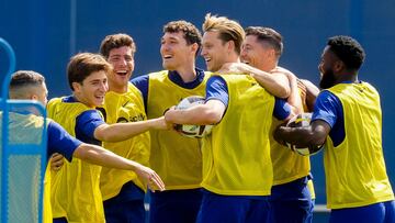 Varios jugadores del FC Barcelona bromean durante el entrenamiento del primer equipo este s¨¢bado en Barcelona en la v¨ªspera de su partido de la jornada 37 de LaLiga Santander contra el Real Mallorca.