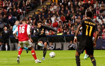 Efectivamente, no podía faltar a su cita gol el gol el inglés. Pase atrás de Vinicius, encontrando a Bellingham en la frontal del área, el cual se sacó un pase a la red con su disparo ajustado al palo largo.