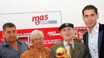 <b>VÉLEZ-MÁLAGA. </b>Hierro, ayer en su pueblo con sus padres, Antonio y Remedios, y su hermano Pepe.