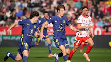 GIRONA, 21/12/2025.- El centrocampista del Atlético de Madrid Pablo Barrios, controla la pelota ante Iván Martín, del Girona, durante el partido de Liga que disputan Girona y Atlético de Madrid en el estadio de Montilivi. EFE/David Borrat