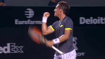 Roberto Carballés, feliz tras ganar a Sousa.