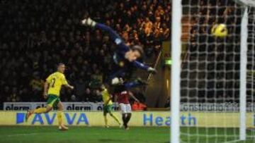 Así batió Pilkington a Lindegaard y le dio el triunfo al Norwich City sobre el Manchester United.