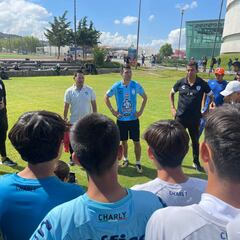 Chucky Lozano regresa a sus orígenes y visita al club Pachuca