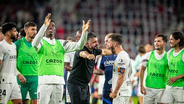 Gattuso celebra con Gayà la victoria en Pamplona / Lázaro de la Penya (VCF)