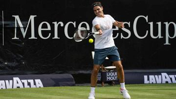 Roger Federer devuelve una bola durante un entrenamiento de preparación para la Mercedes Cup.