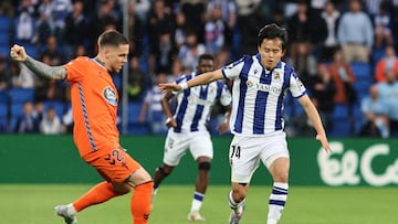 Mihailo Ristic golpea el balón ante Take Kubo durante el partido entre la Real Sociedad y el Celta correspondiente a la 36ª jornada de LaLiga EA Sports.