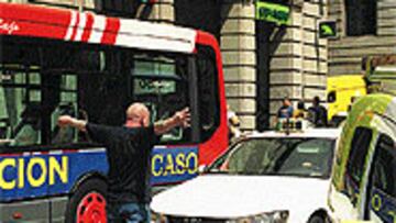 <B>GUARDIA IMPROVISADO.</b> Un hincha para la circulación en la Puerta del Sol.