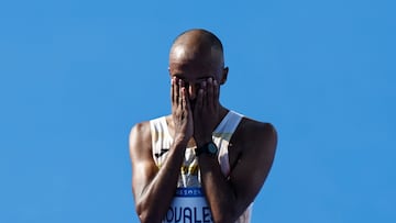 PARÍS, 10/08/2024.- El atleta español Tariku Novales se lamenta tras cruzar la línea de meta en la prueba de maratón masculino de los Juegos Olímpicos 2024 disputado este sábado en París. EFE/Sashenka Gutiérrez