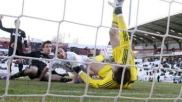 <b> DIANA. </b>Tras parar los tiros de Candela y Calle, Mejías no pudo evitar el gol de Añón.