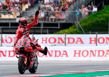 Alegría de Francesco Bagnaia tras conseguir la pole en el Gran Premio de Cataluña.