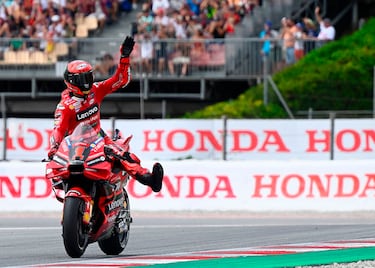 Alegría de Francesco Bagnaia tras conseguir la pole en el Gran Premio de Cataluña.