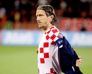 Modric se quita la sudadera con Croacia.