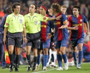 Puyol protesta al ¨¢rbitro Iturralde Gonz¨¢lez en un partido contra el Zaragoza en 2006.