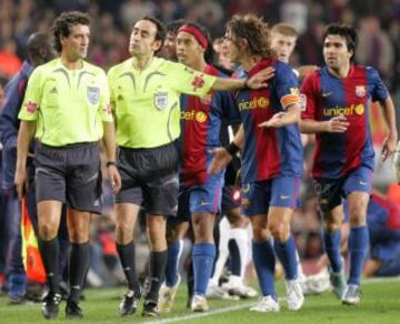 Puyol protesta al árbitro Iturralde González en un partido contra el Zaragoza en 2006.