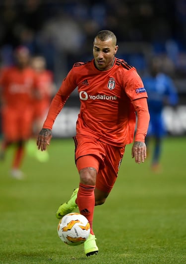 El jugador portugués estuvo en la órbita del Atlético en 2006, tanto eran los rumores de su llegada que el luso emitió un comunicado donde lo negaba. En 2009 volvieron a interesarse por él, incluso su club en ese momento, el Inter, lo ofreció al Atleti en su afán por fichar a Agüero. Finalmente nunca llegó.