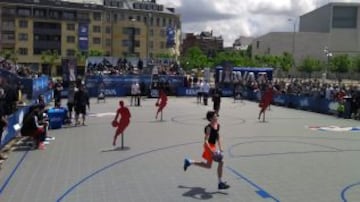 Los niños y no tan niños disfrutaron con los concursos del NBA 3X de BBVA en León.