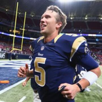 Nick Foles abandona el estadio de los Rams ayer tras ganar a los Seahawks.