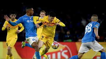 Barcelona's Polish forward #09 Robert Lewandowski (C) vies with Napoli's Brazilian defender #05 Juan Jesus (L) during the UEFA Champions League round of 16 first Leg football match between Napoli and Barcelona at the Diego-Armando-Maradona stadium in Naples on February 21, 2024. (Photo by Filippo MONTEFORTE / AFP)