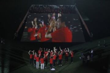 Jugadores y aficionados en el estadio Sánchez Pizjuán.