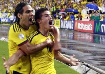 Gol de James para vencer a Ecuador. Un aguacero demoró el festejo colombiano que acarició el cupo al Mundial.