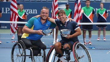 Martín de la Puente, a la derecha, posa con Peifer tras ganar el US Open.